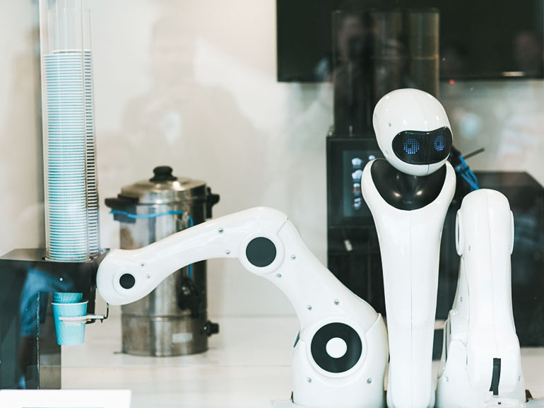 Pomôžu roboti vyriešiť krízu v gastre?